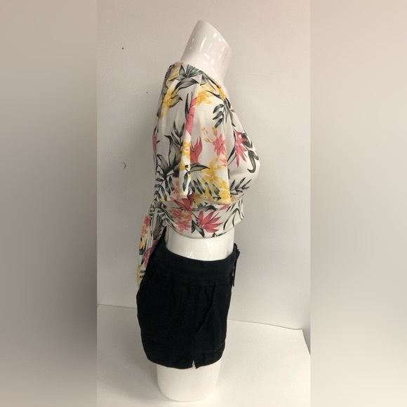 DIVIDED HampM FLORAL TOP WITH OPEN BACK AND BELL SLEEVES - Picture 2 of 6